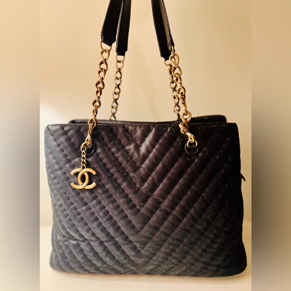 Chanel Tote Surpique CC Charm Large Chevron Iridescent Black - Picture 1 of 13